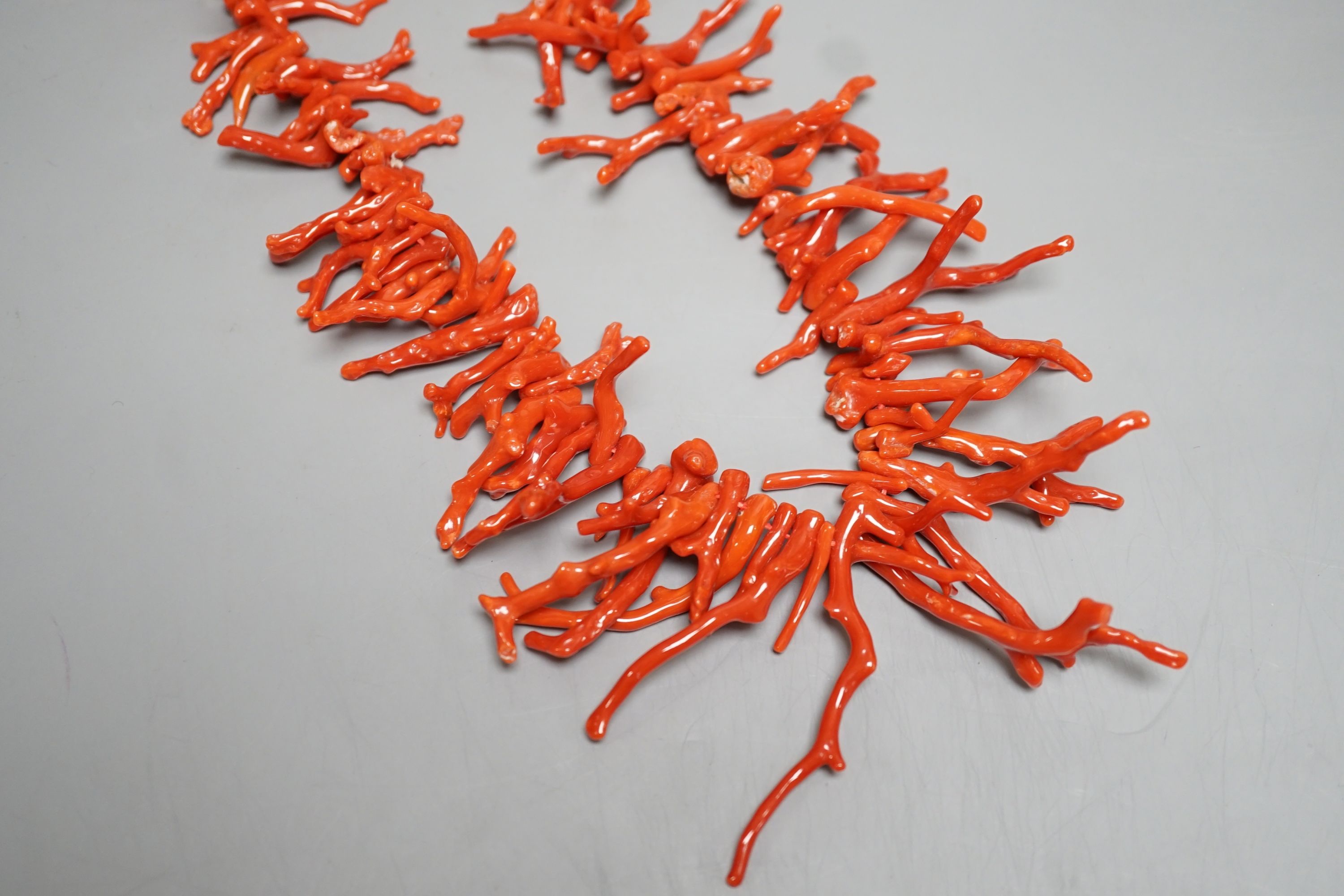 A modern jagged coral necklace, 72cm.